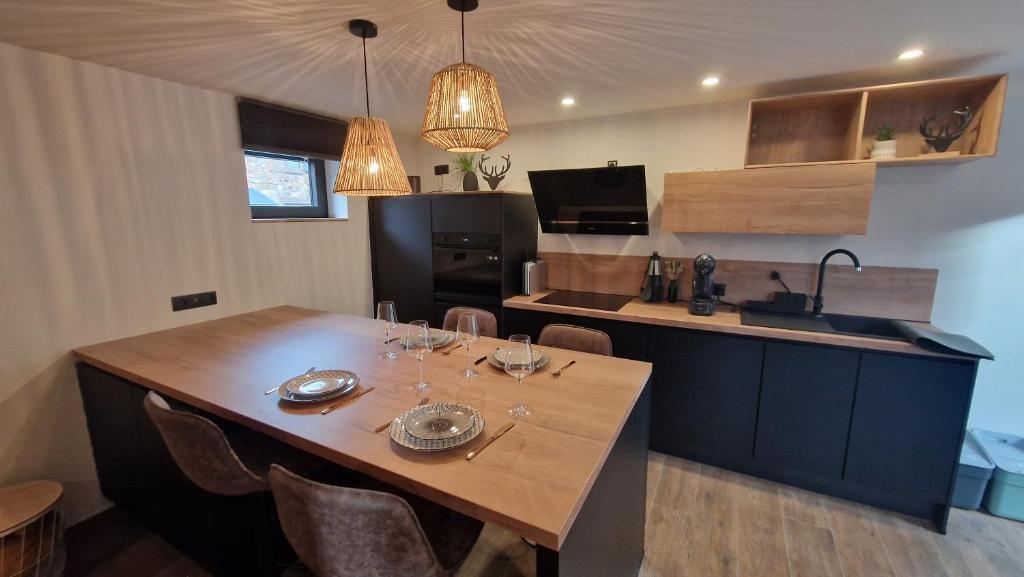 une cuisine avec une grande table en bois et des chaises dans l'établissement O Beau Cerf, à Sart-lez-Spa