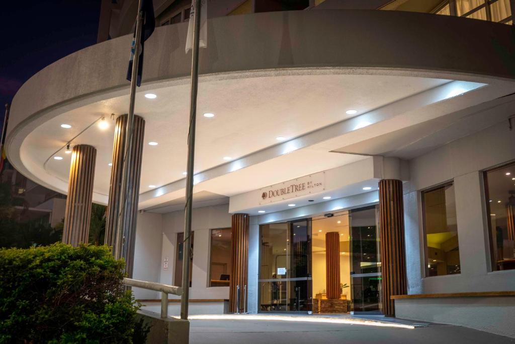 ein Gebäude mit einer Flagge davor in der Unterkunft DoubleTree by Hilton Cairns in Cairns