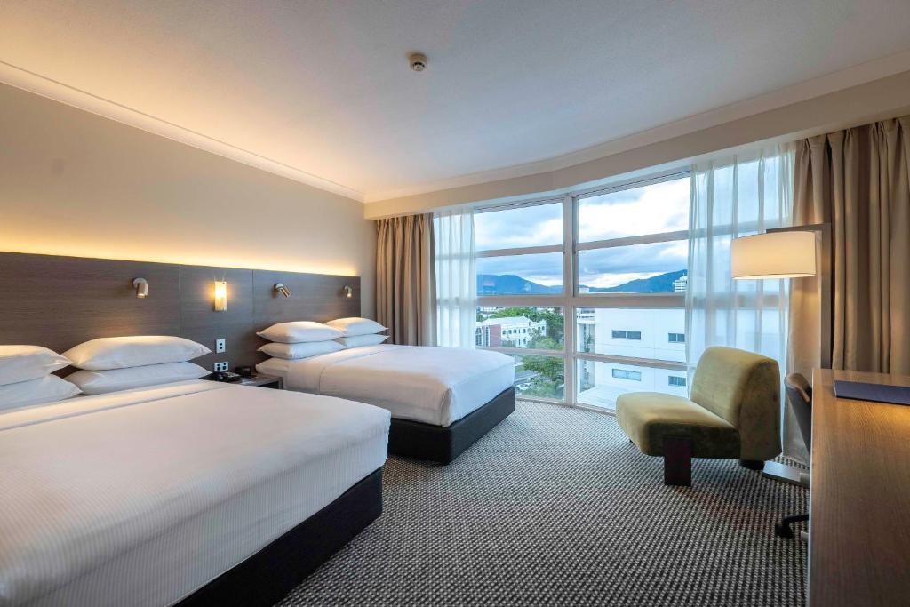 Postel nebo postele na pokoji v ubytování DoubleTree by Hilton Cairns