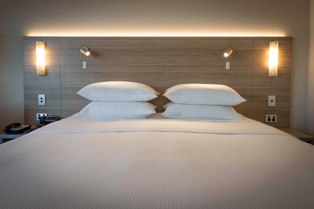 Postel nebo postele na pokoji v ubytování DoubleTree by Hilton Cairns