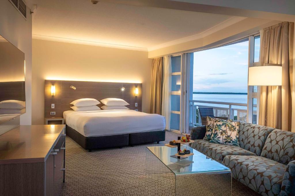 DoubleTree by Hilton Cairns - Resim 41