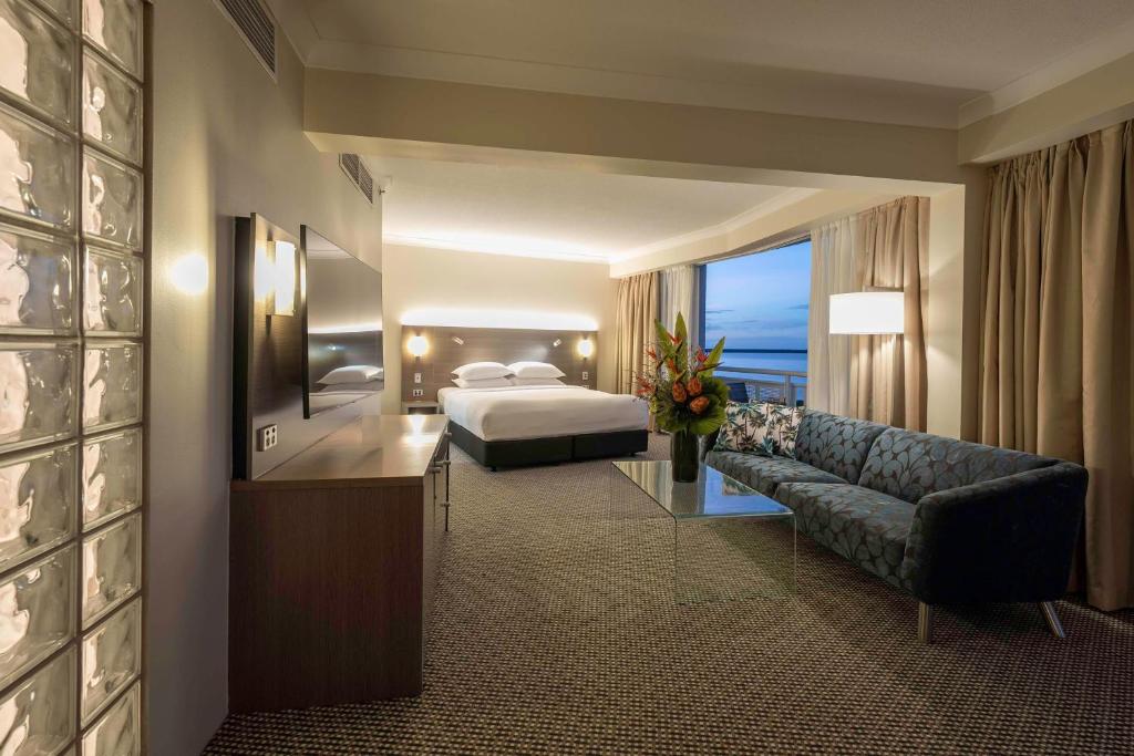 Postel nebo postele na pokoji v ubytování DoubleTree by Hilton Cairns