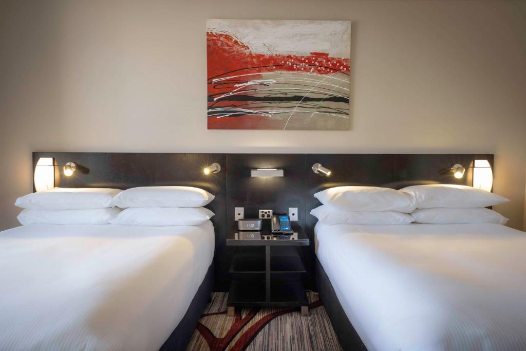 Postel nebo postele na pokoji v ubytování Hilton Cairns