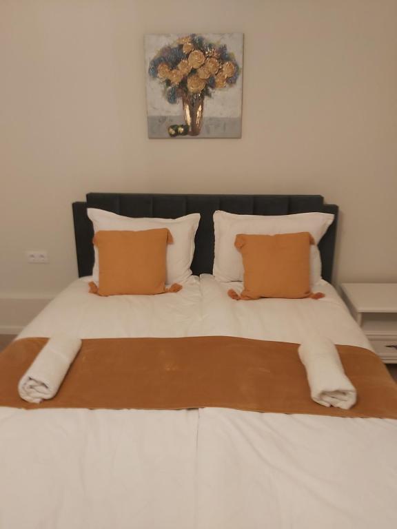 Gold Studio في تارغو موريس: سرير بملاءات بيضاء ومخدات برتقالية