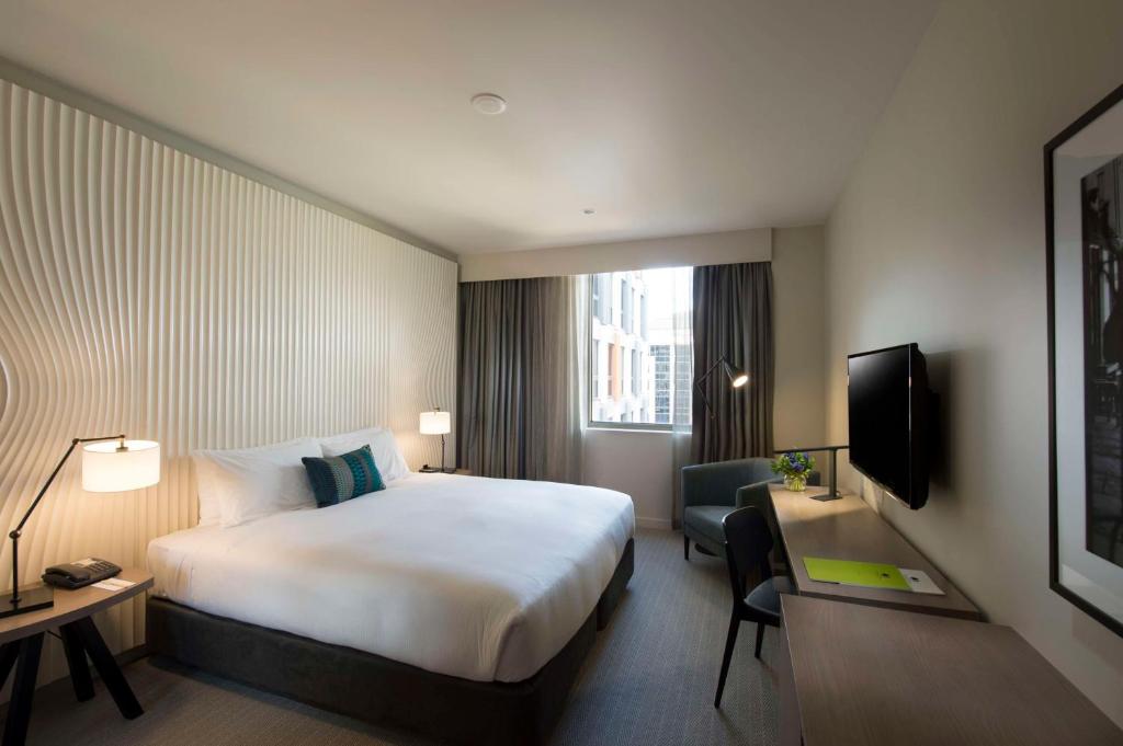 TV a/nebo společenská místnost v ubytování DoubleTree by Hilton Melbourne