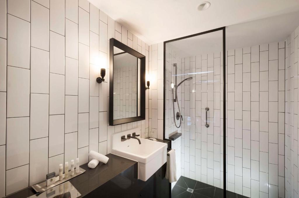 Koupelna v ubytování DoubleTree by Hilton Melbourne