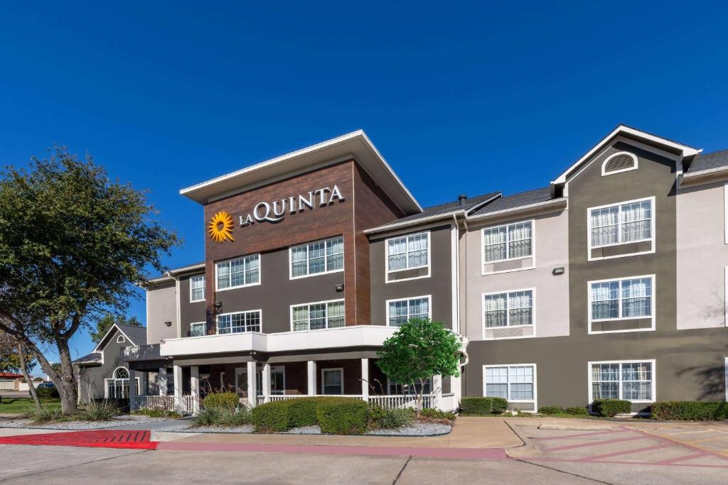 uma imagem de um hotel com um edifício em La Quinta by Wyndham Rockwall em Rockwall