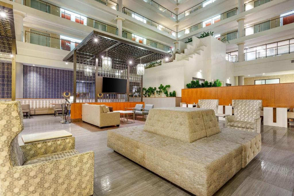 - un hall avec des canapés, une table et des chaises dans l'établissement Hilton Club The District Washington DC, à Washington