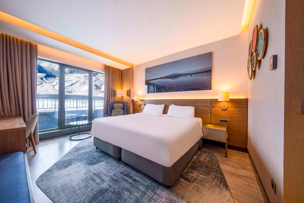 Кровать или кровати в номере Radisson Blu Hotel, Mount Erciyes