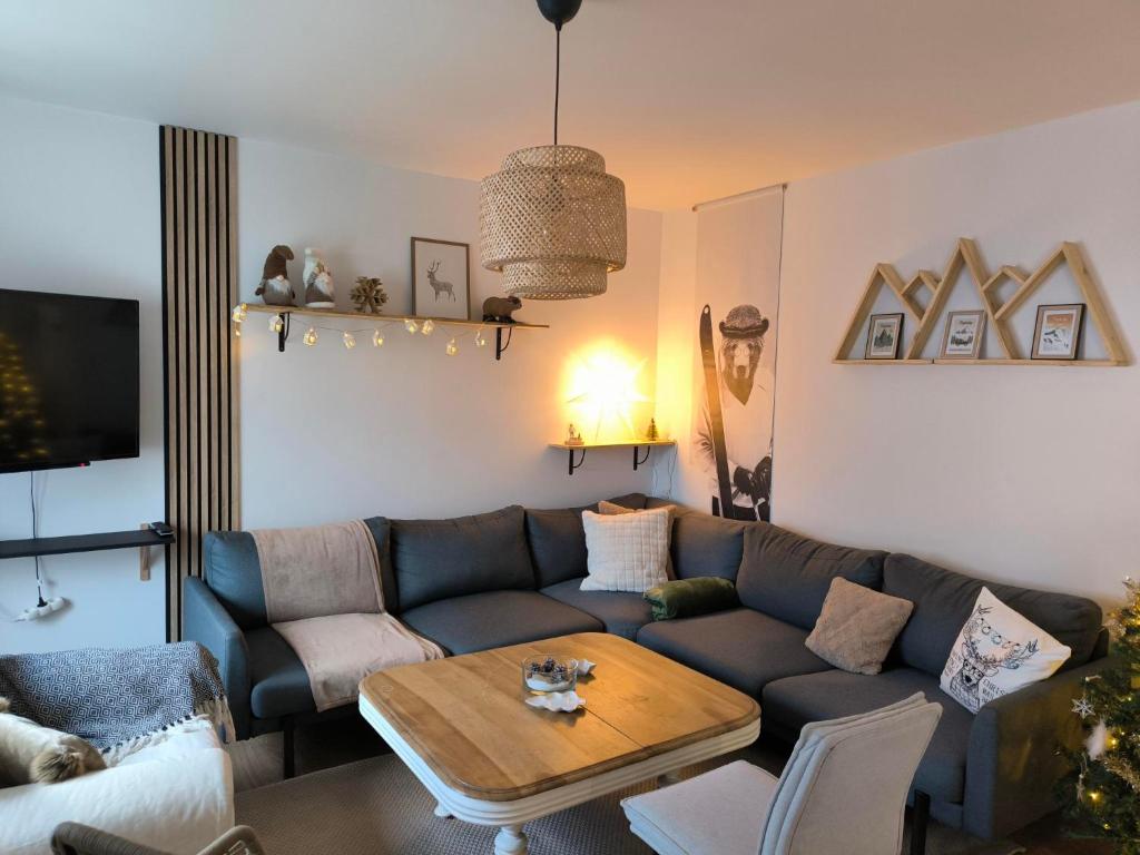 - un salon avec un canapé et une table dans l'établissement maison Loupaumaga 2 appartements, à Luchon