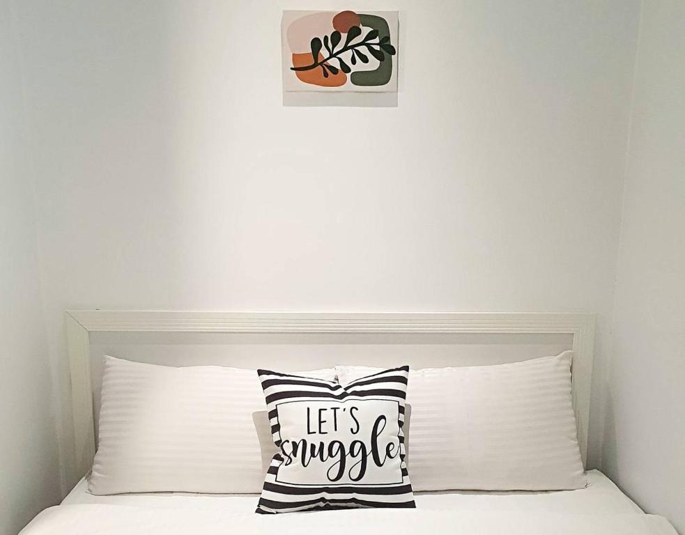Postel nebo postele na pokoji v ubytování COZY Home