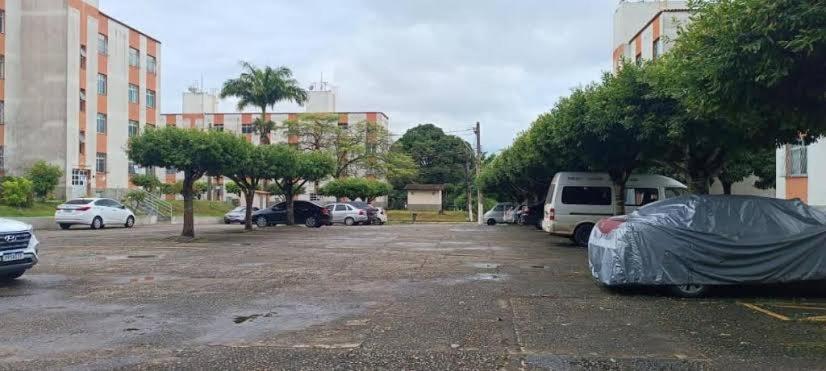 um parque de estacionamento com carros estacionados nele em APARTAMENTO PRAIA DE JACARAÍPE em Serra