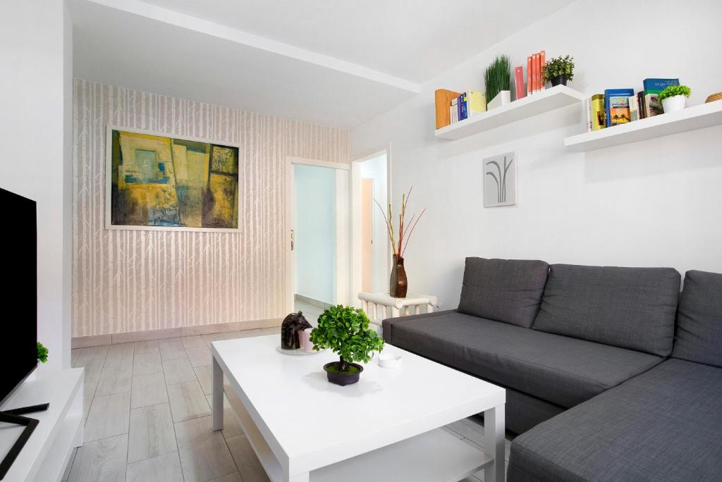 a living room with a couch and a table at Casa Alex Prieto 3 Habitaciones in Puerto del Rosario