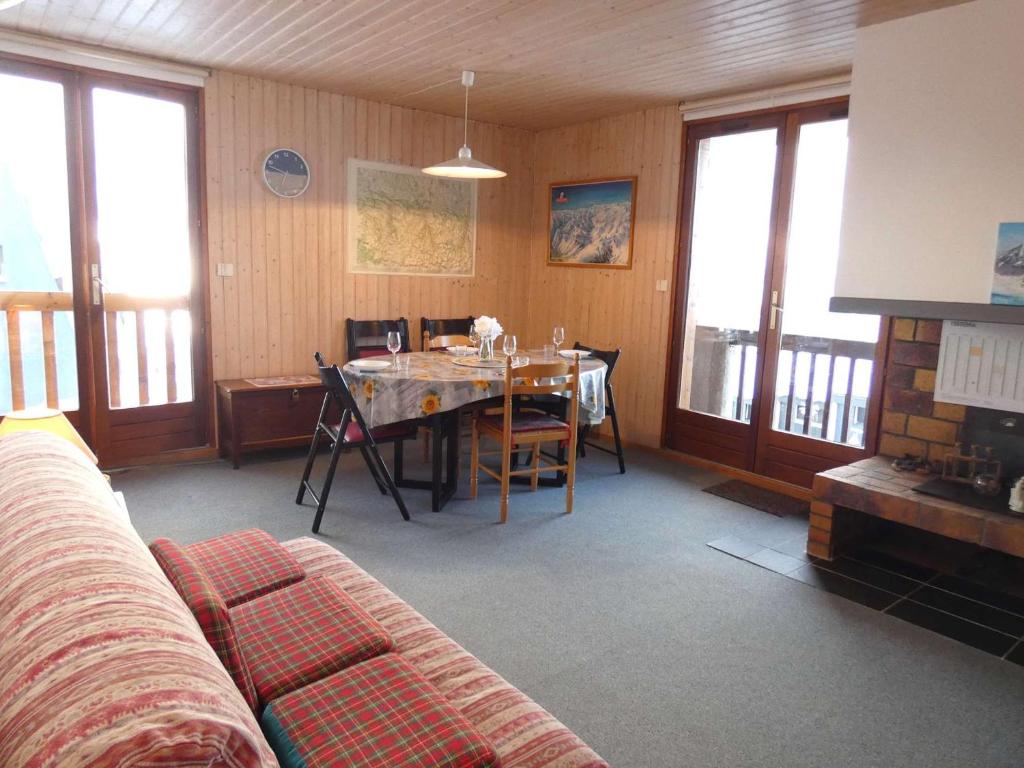 un salon avec une table et un canapé dans l'établissement Chalet familial 6 pers. à 800m des remontées mécaniques - Saint-Lary-Soulan. - FR-1-457-243, à Saint-Lary-Soulan