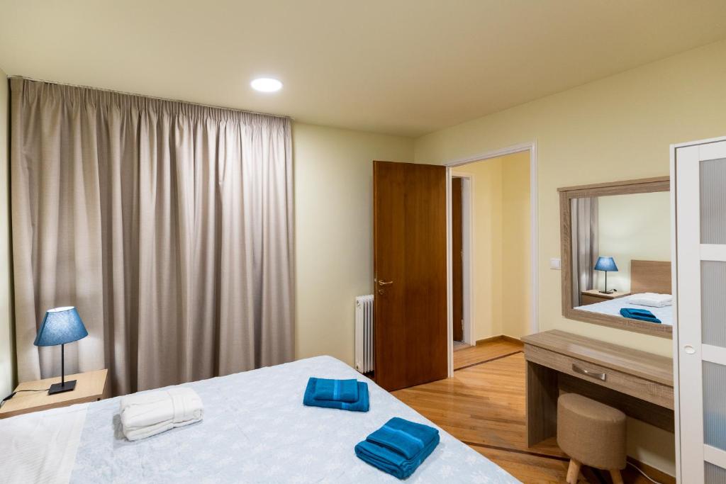 ein Hotelzimmer mit einem Bett und einem Spiegel in der Unterkunft Athens Kyniska Urban Apartment in Athen