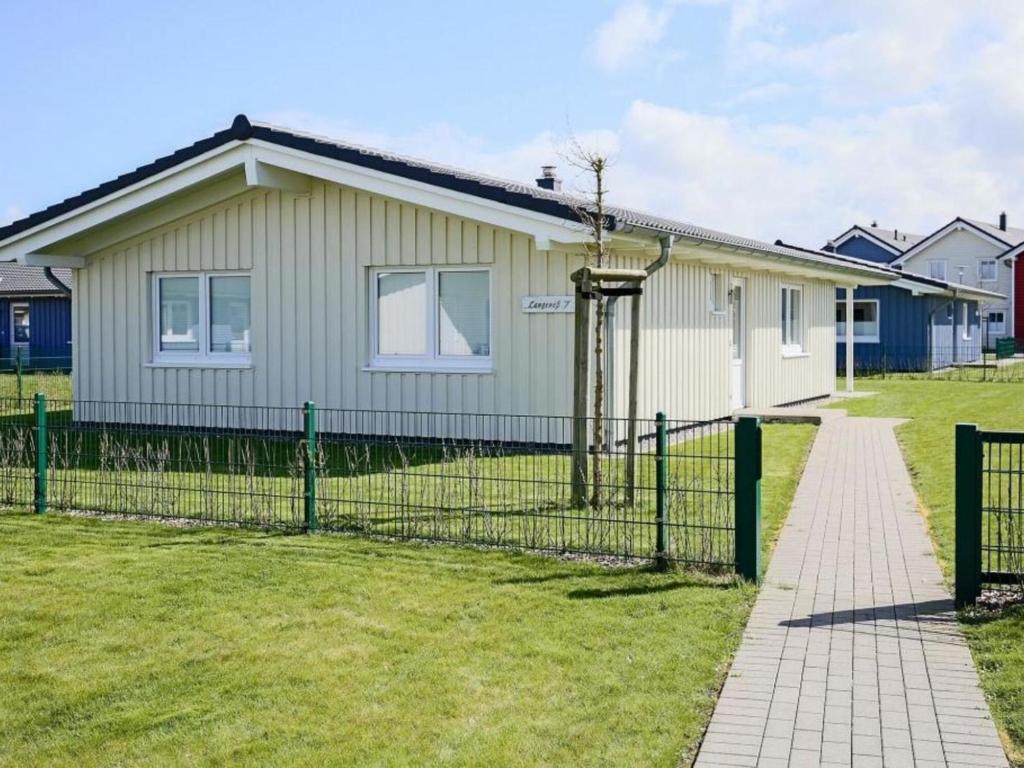 ein Haus mit einem Zaun davor in der Unterkunft Holiday Home Langeneß by Interhome in Dagebüll