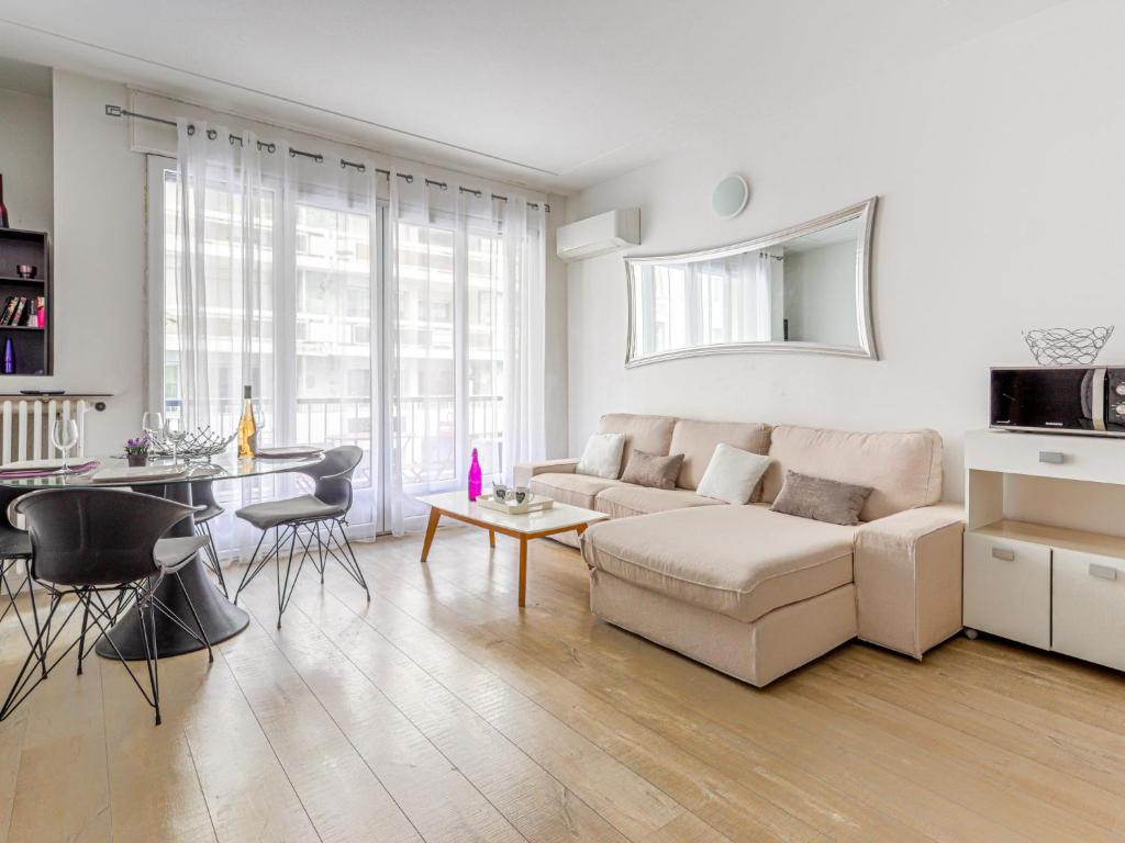 un salon avec un canapé et une table dans l'établissement Apartment Le Mozart by Interhome, à Nice