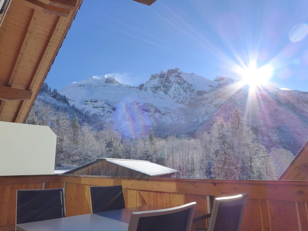 een kamer met een tafel en uitzicht op een berg bij Apartment Momento by Interhome in Kandersteg