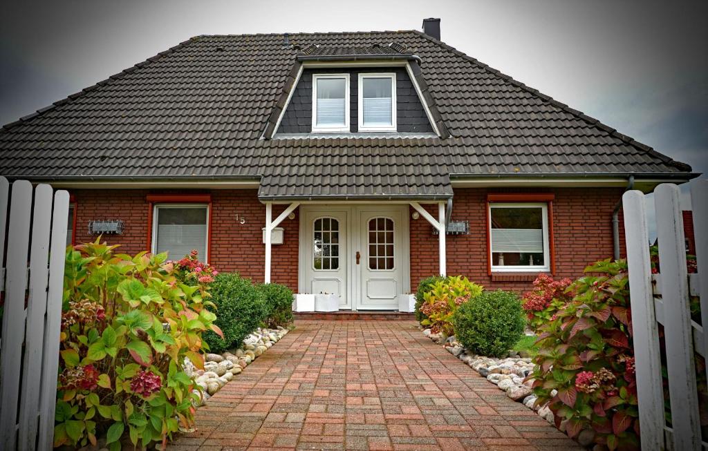 a red brick house with a white door at Deichliebe in Tönning