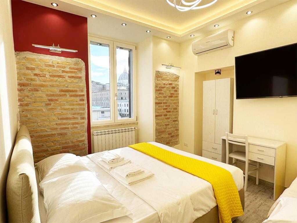 ein Hotelzimmer mit einem Bett und einem TV in der Unterkunft IMPERIUM INN in Rom
