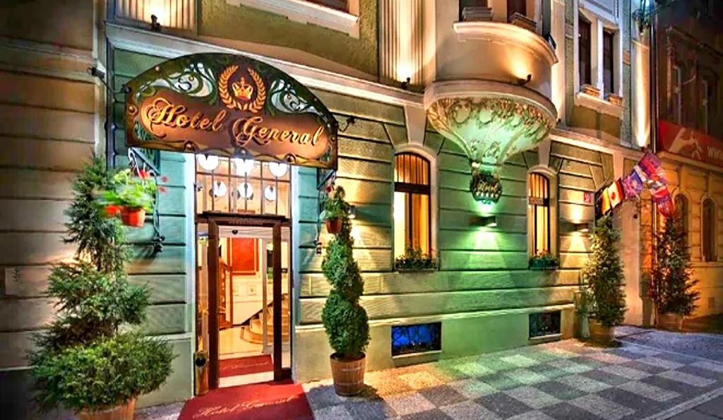 un edificio con un cartel en la parte delantera en Hotel General Old Town Prague en Praga