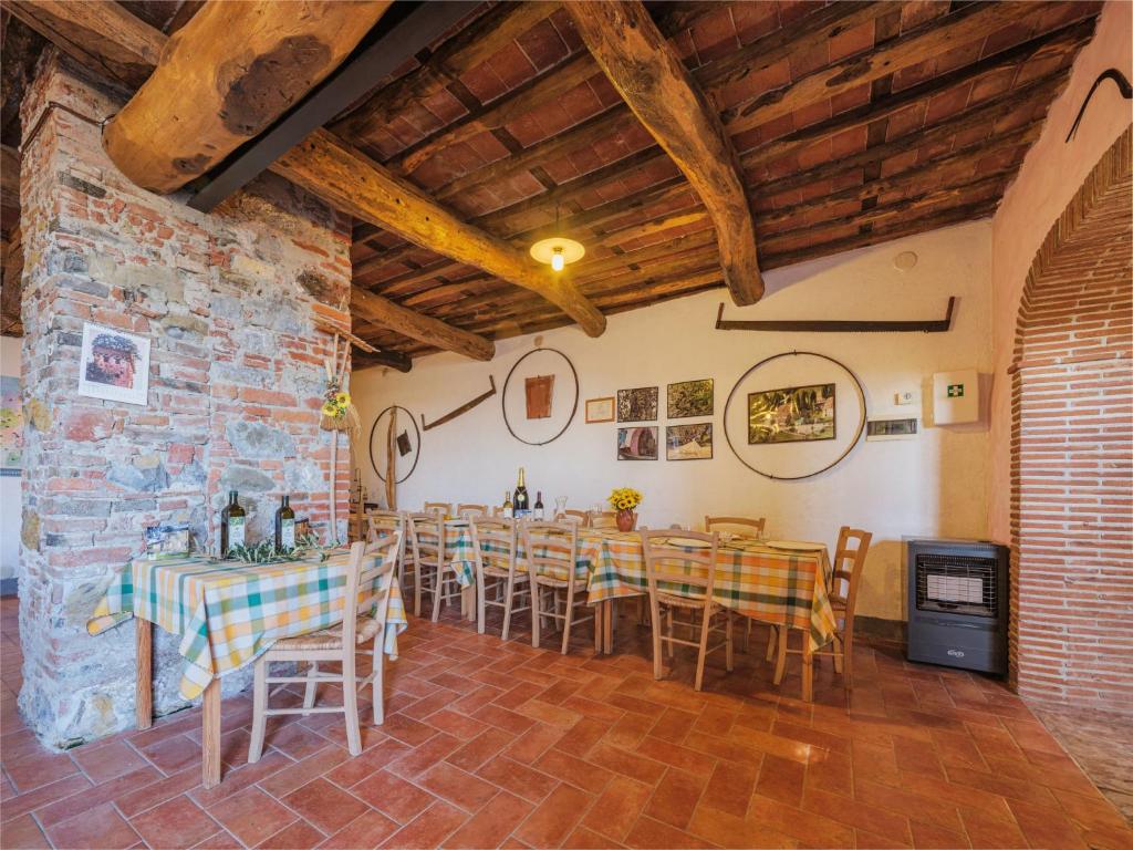 Reštaurácia alebo iné gastronomické zariadenie v ubytovaní Apartment Le Fornaci-3 by Interhome