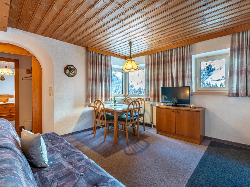 Televízia a/alebo spoločenská miestnosť v ubytovaní Apartment Sailer-2 by Interhome