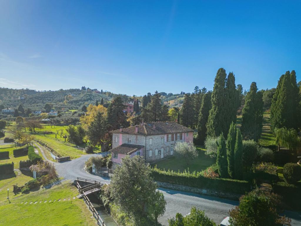 uma vista aérea de uma casa com um rio e árvores em Apartment Le Fornaci-1 by Interhome em San Quirico di Moriano