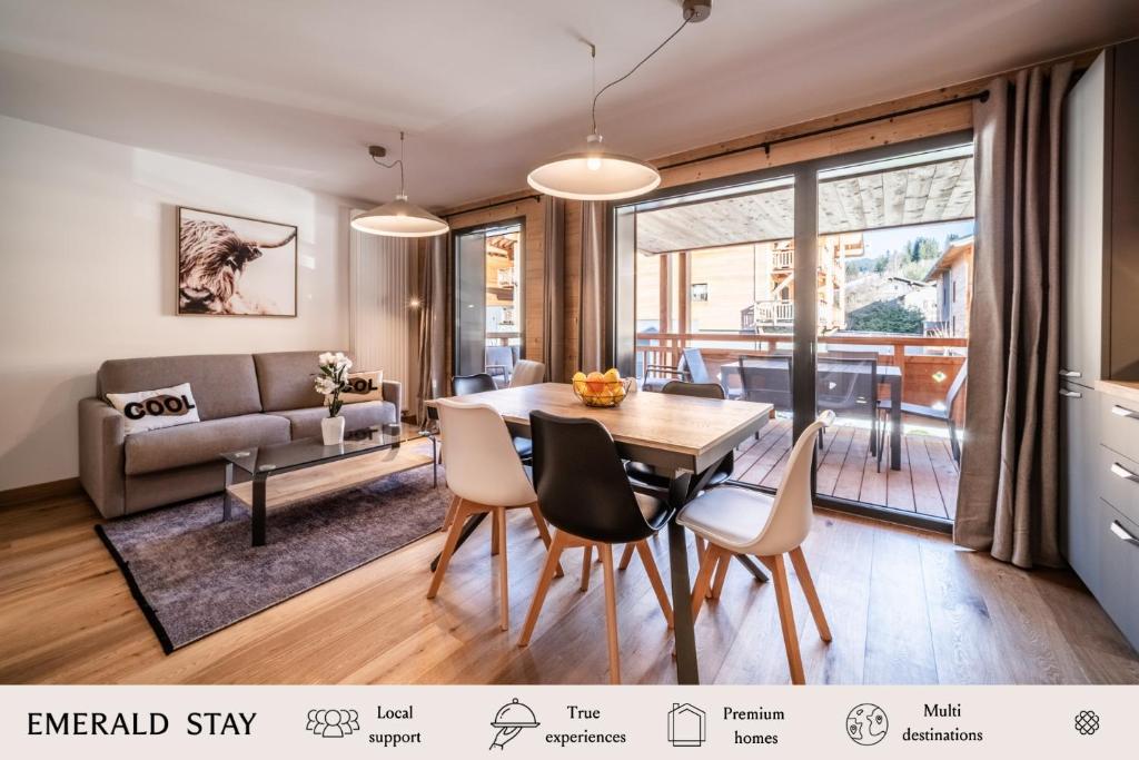萊熱的住宿－Apartment Clematis Les Gets- BY EMERALD STAY，客厅配有桌子和沙发
