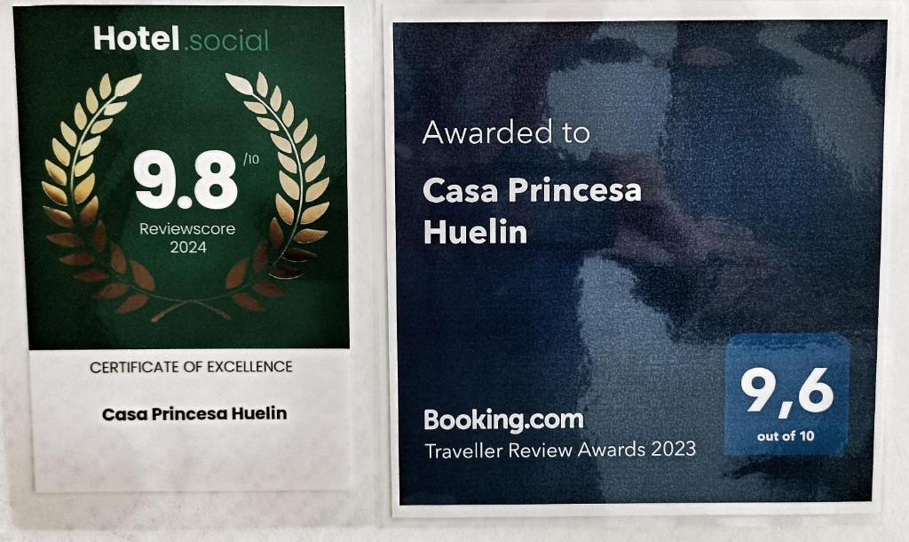 un biglietto per un hotel con foto di una laurelation di Casa Princesa Huelin a Málaga