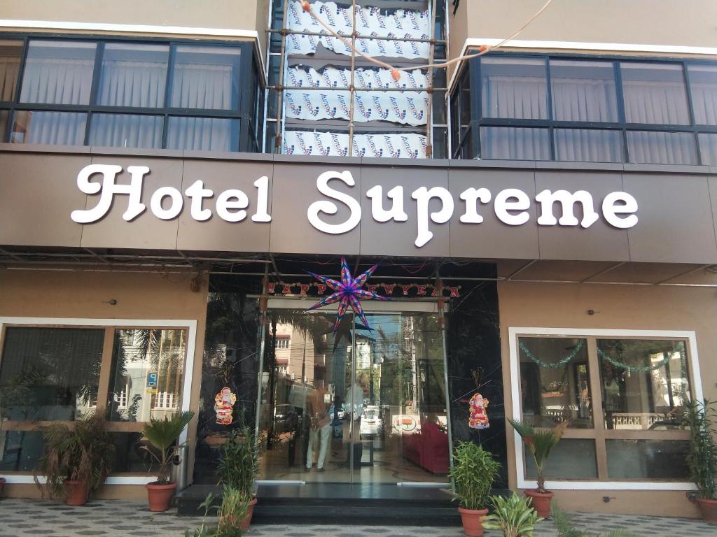 un panneau suprême de l'hôtel à l'avant d'un bâtiment dans l'établissement HOTEL SUPREME (VASCO), à Vasco Da Gama