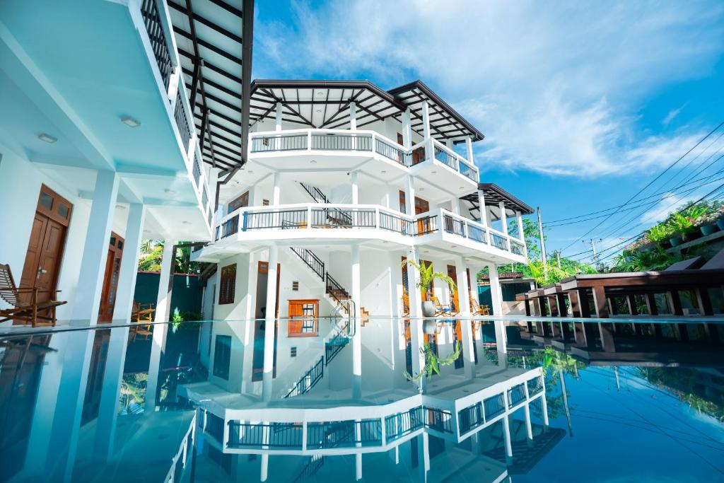 Bazén v ubytování Teya Beach Hotel nebo v jeho okolí