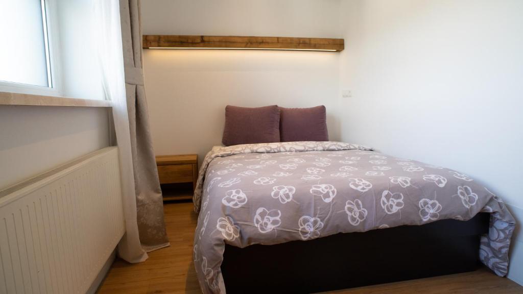1 dormitorio con 1 cama con edredón morado en Garconniere in Niedernsill, en Niedernsill