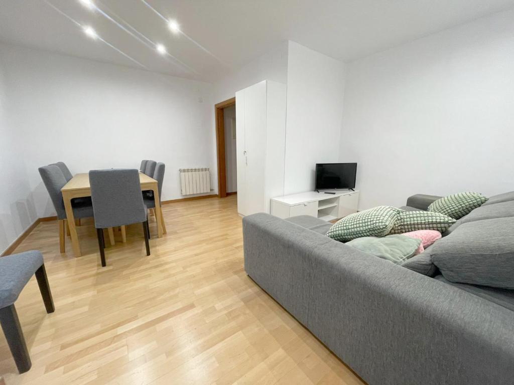 sala de estar con sofá y mesa en MarBarcelona Suites Berlin, en Barcelona