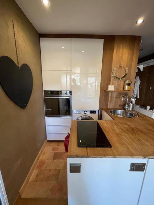 a kitchen with a sink and a counter top at Studio cosy et moderne aux pieds des pistes in LʼHuez