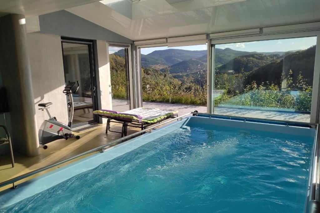 una piscina con vistas a las montañas en L'Ozen, en Fréland