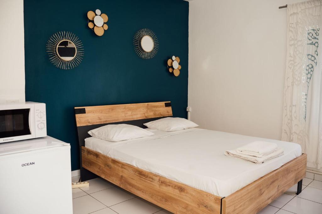 Mamoudzou的住宿－Gîte Rose Doudou，一间卧室设有一张床和蓝色的墙壁