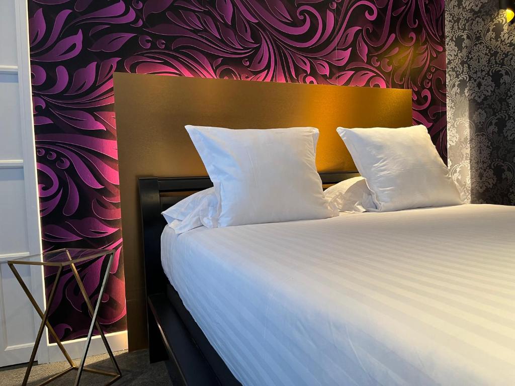 Postel nebo postele na pokoji v ubytování LOGIS Hôtel Borel