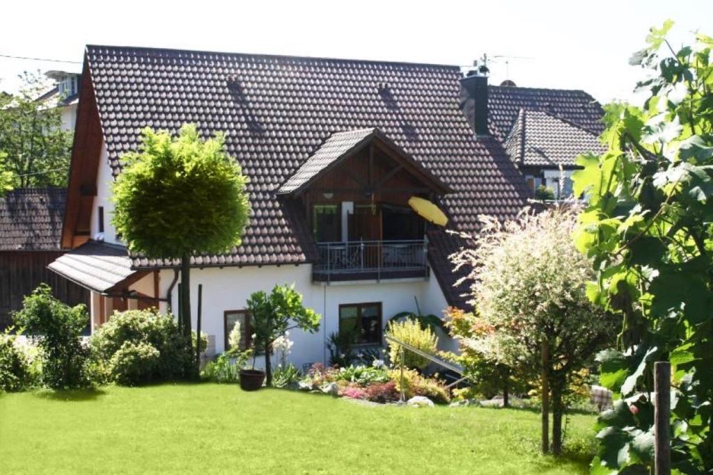 una casa con un frisbee giallo nel cortile di Ferienwohnung Keller a Hagnau