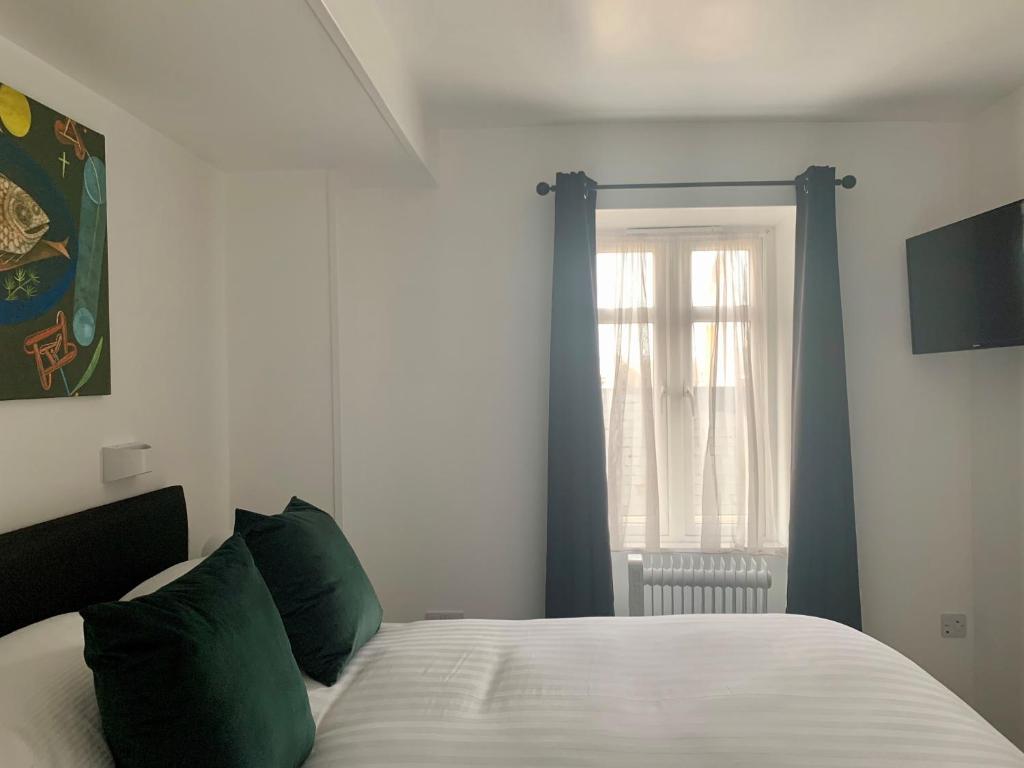 Postel nebo postele na pokoji v ubytování Sarum Apart-Hotel