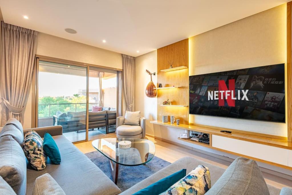 een woonkamer met een bank en een tv bij PO 10 by Majestic Properties in Marrakesh
