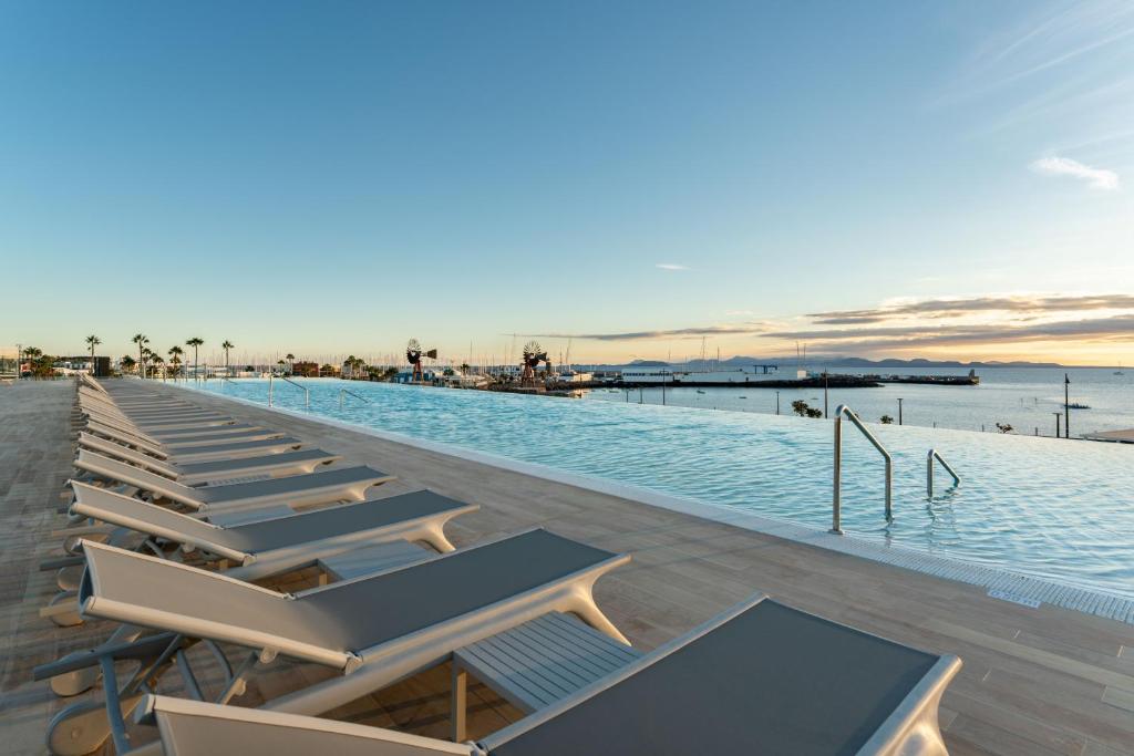 Bazén v ubytování Barceló Playa Blanca Royal Level - Adults Only nebo v jeho okolí
