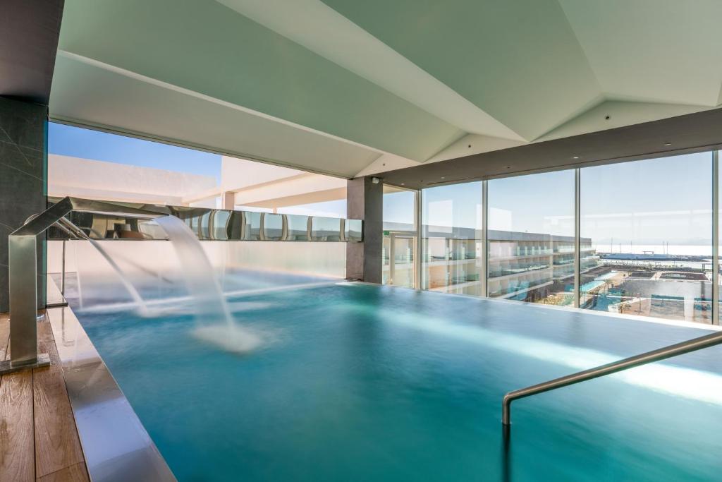 Bazén v ubytování Barceló Playa Blanca Royal Level - Adults Only nebo v jeho okolí