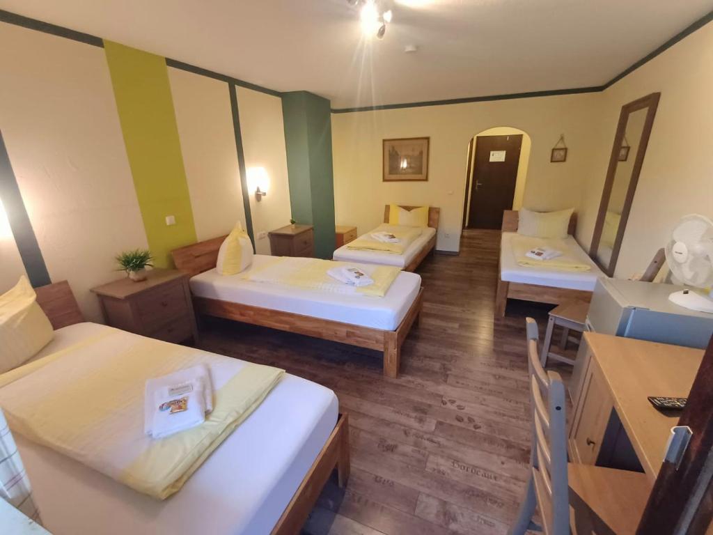 Postel nebo postele na pokoji v ubytování Günstige Zimmer im Spessart