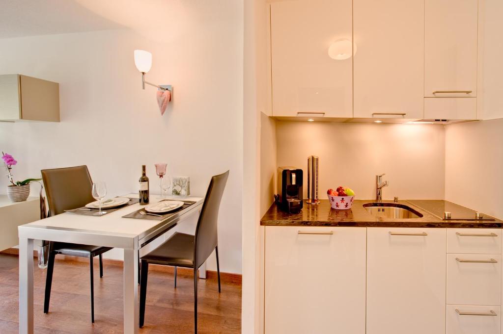 Kuchyň nebo kuchyňský kout v ubytování Ferienwohnung Bahari Zermatt