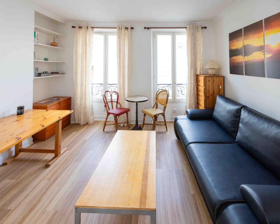 un salon avec un canapé et une table dans l'établissement Well located apartment in Paris, à Paris