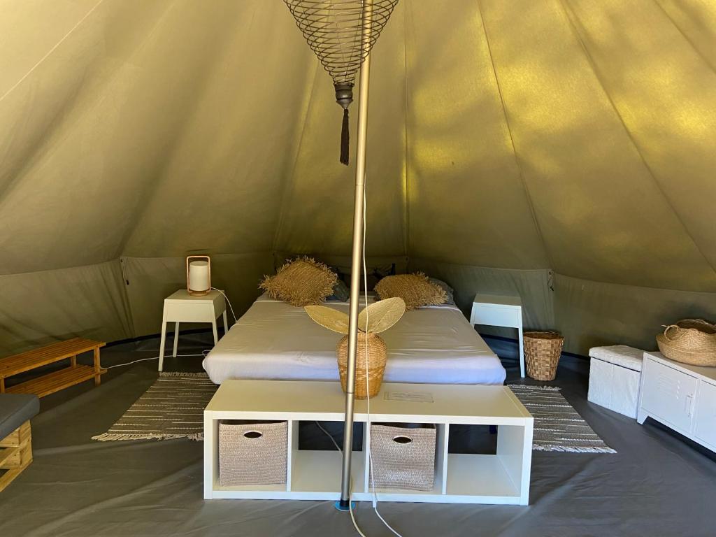 メーズにあるSaint Paul le Marseillais Tentes Equippees Hébergements Insolites Lodgesのテント内のベッド2台が備わる部屋