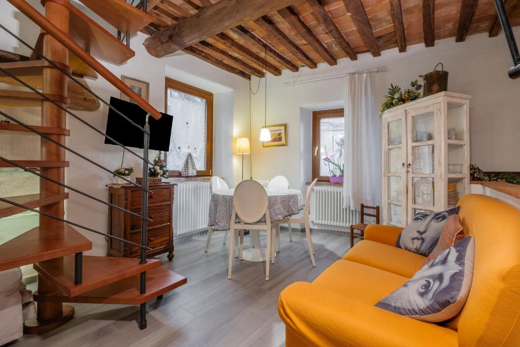 a living room with a yellow couch and a table at A casa da nonna Elisa in Castel del Piano