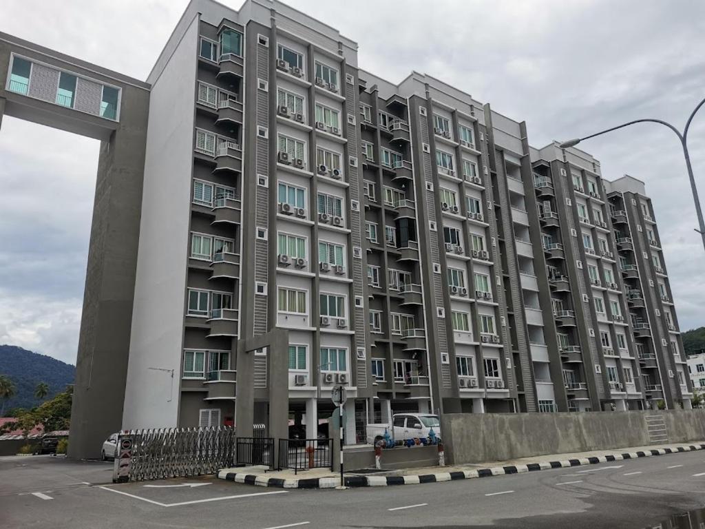 un gran edificio de apartamentos con muchas ventanas en Simfoni Comfy 3BR Suite@Kuah Langkawi, en Kuah
