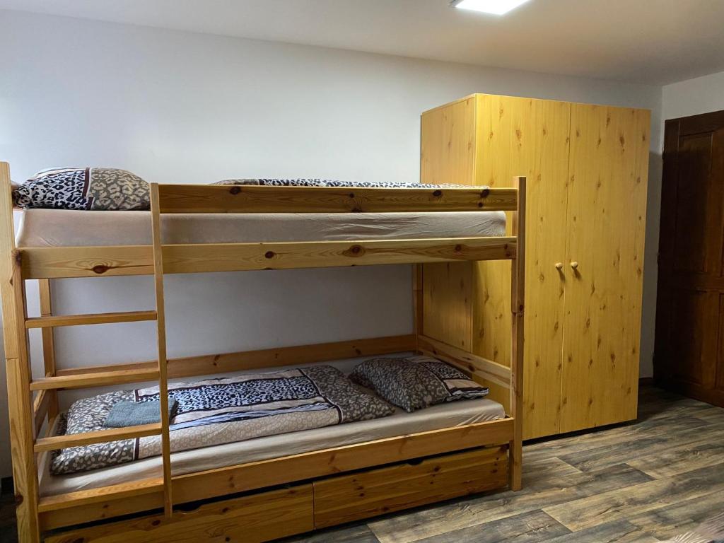Postel nebo postele na pokoji v ubytování Krušné hory Ubytování U Mikeše